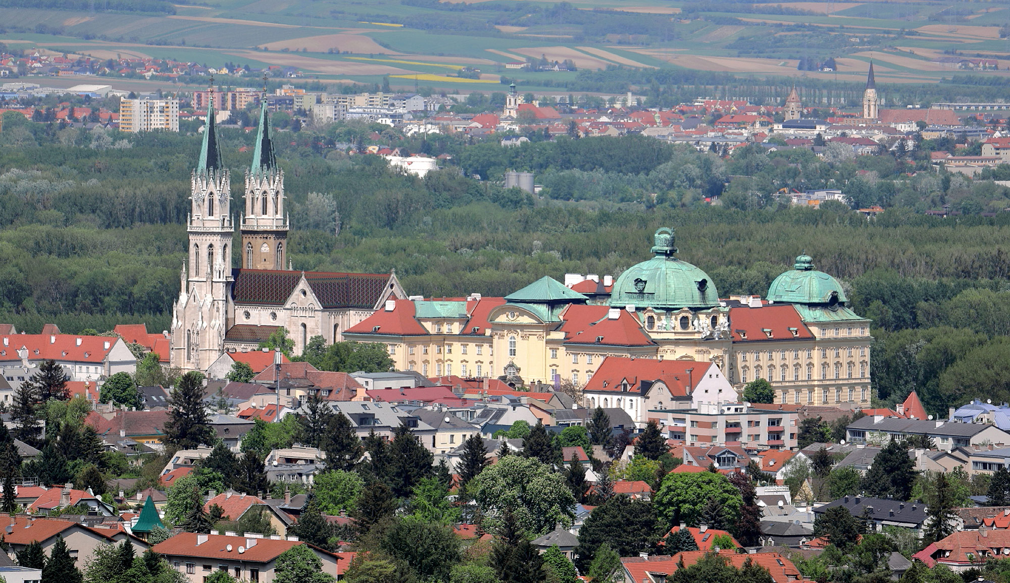 Klosterneuburg (Photo license: CC-BY-SA 4.0)
